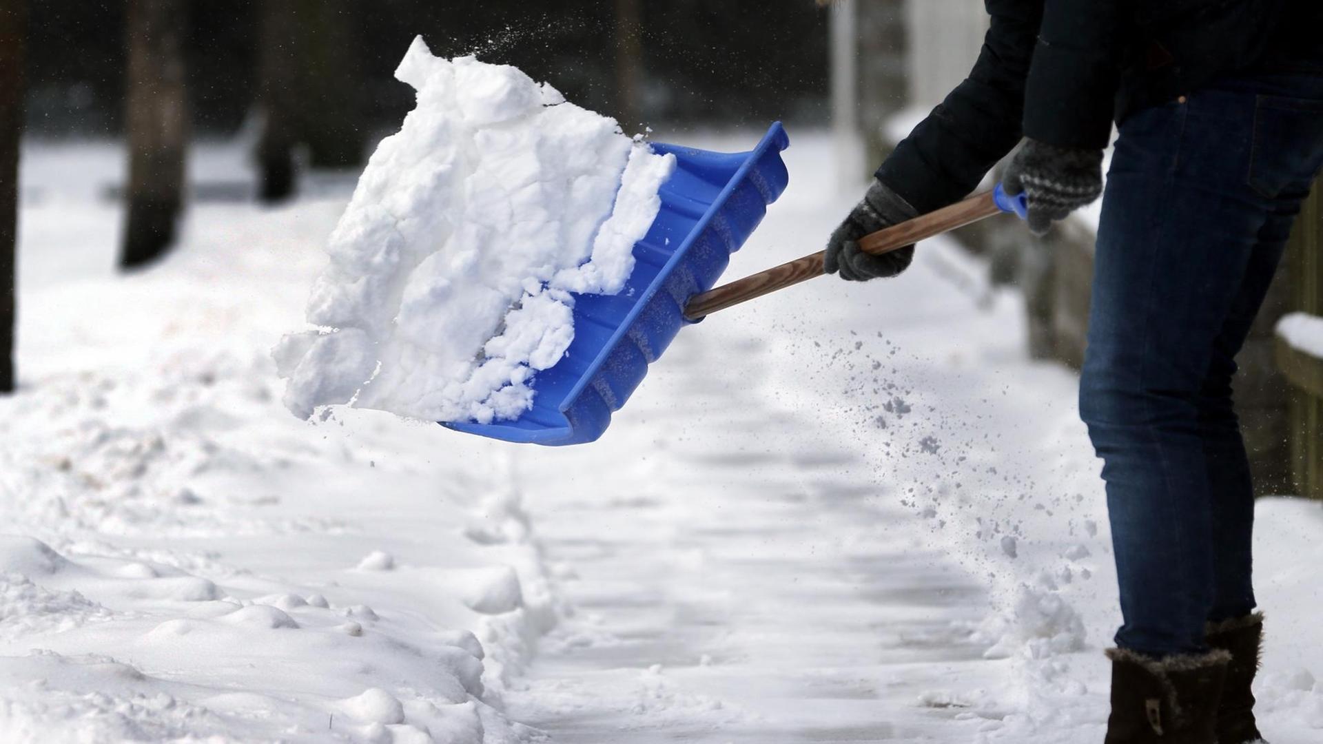 Mit einer Schneeschaufel befreit am 11.03.2013 in Berlin eine Anwohnerin den Gehsteig von der frisch gefallenen weißen Pracht. Nach Angaben der Meteorologen wird sich der Wintereinbruch auch in den kommenden Tagen mit weiteren Schneefällen und kalten Temperatuten fortsetzen. Mit einer Schneeschaufel befreit am 11.03.2013 in Berlin eine Anwohnerin den Gehsteig von der frisch gefallenen weißen Pracht. Nach Angaben der Meteorologen wird sich der Wintereinbruch auch in den kommenden Tagen mit weiteren Schneefällen und kalten Temperatuten fortsetzen.