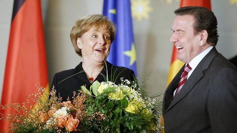 22. November 2005: Der bisherige Bundeskanzler Gerhard Schröder übergibt in Berlin das Bundeskanzleramt an Kanzlerin Angela Merkel
