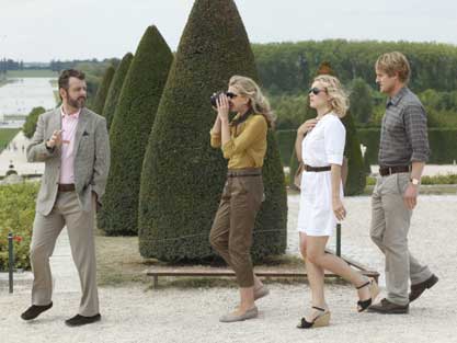 Paul (Michael Sheen, links außen) gibt den Fremdenführer für Carol, Inez und Gil (Nina Arianda, Rachel McAdams und Owen Wilson). Paul (Michael Sheen, links außen) gibt den Fremdenführer für Carol, Inez und Gil (Nina Arianda, Rachel McAdams und Owen Wilson).
