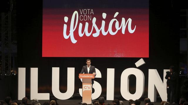 Albert Rivera an einem Rednerpult, im Hintergrund auf einer Leinwand "Vota con ilusión".
