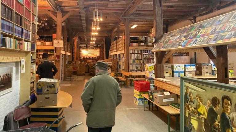 Peter Sodann von hinten in seiner Bibliothek in einer restaurierten Scheune. Peter Sodann von hinten in seiner Bibliothek in einer restaurierten Scheune.