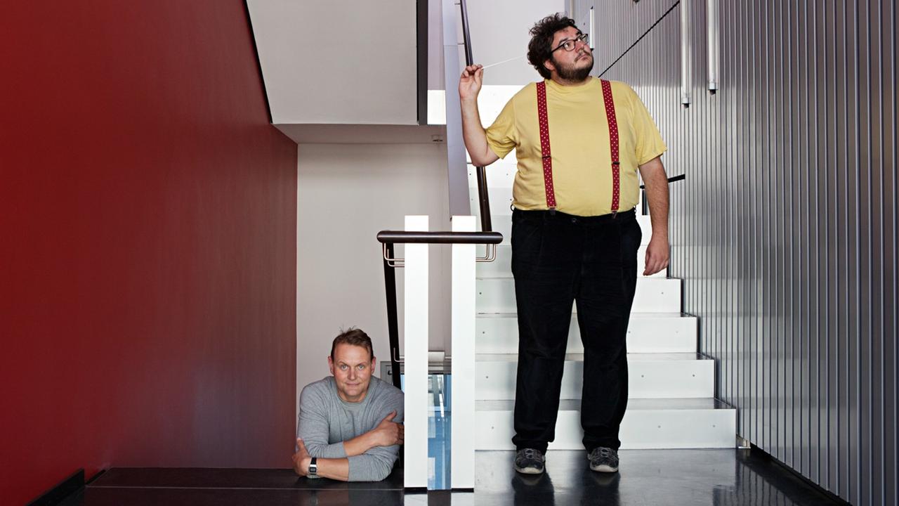 Devid Striesow und Axel Ranisch stehen im Treppenhaus von Deutschlandfunk Kultur. Devid Striesow und Axel Ranisch stehen im Treppenhaus von Deutschlandfunk Kultur.
