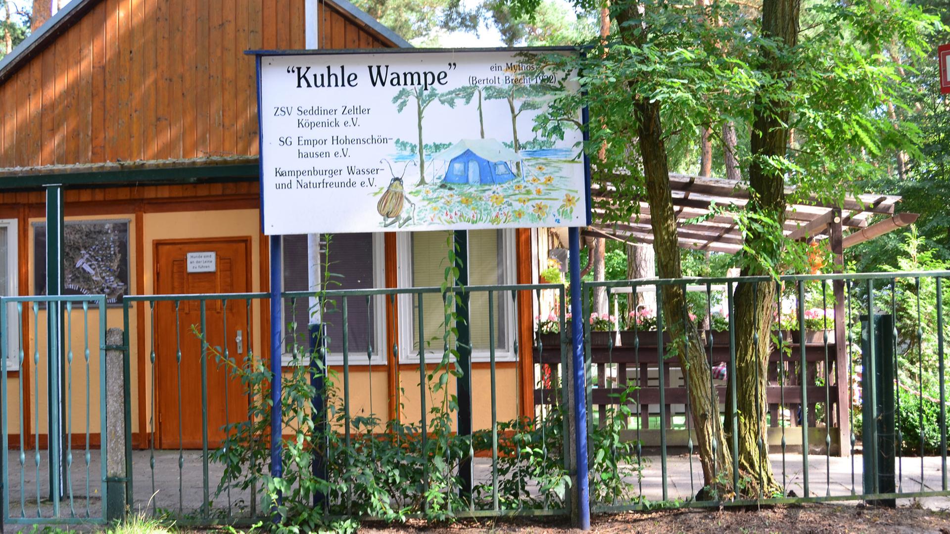 Blick auf den legendären Campingplatz "Kuhle Wampe" an der Großen Krampe(See), Müggelheim in Berlin - Köpenick