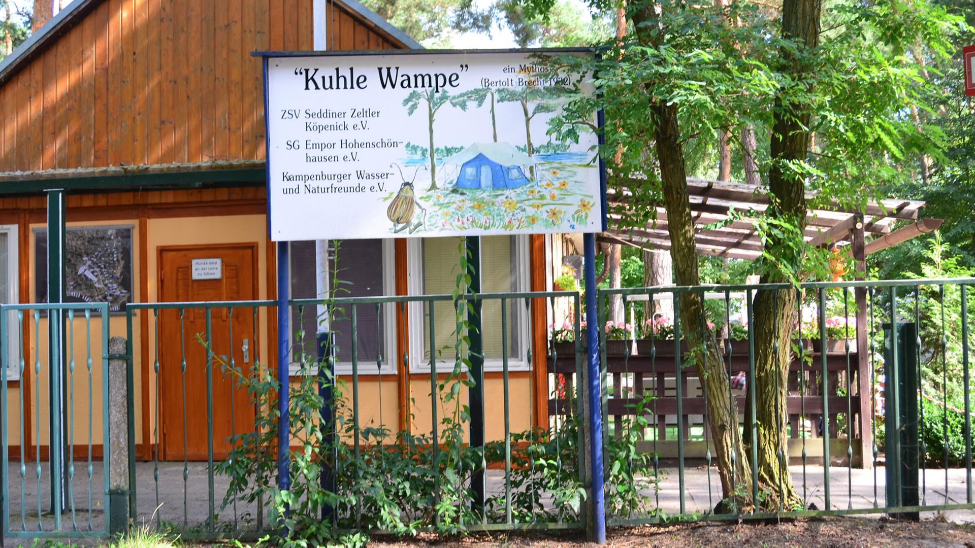Blick auf den legendären Campingplatz "Kuhle Wampe" an der Großen Krampe(See), Müggelheim in Berlin - Köpenick Blick auf den legendären Campingplatz "Kuhle Wampe" an der Großen Krampe(See), Müggelheim in Berlin - Köpenick