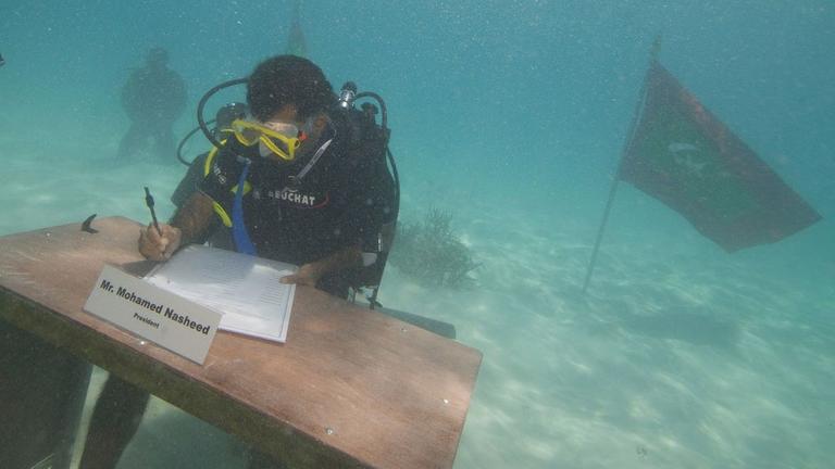 Der Präsident Mohamed Nasheed (1 links) hält ein Unterwasser Kabinett, um auf den erschreckenden Zustand des Meeres durch den Klimawandel aufmerksam zu machen.