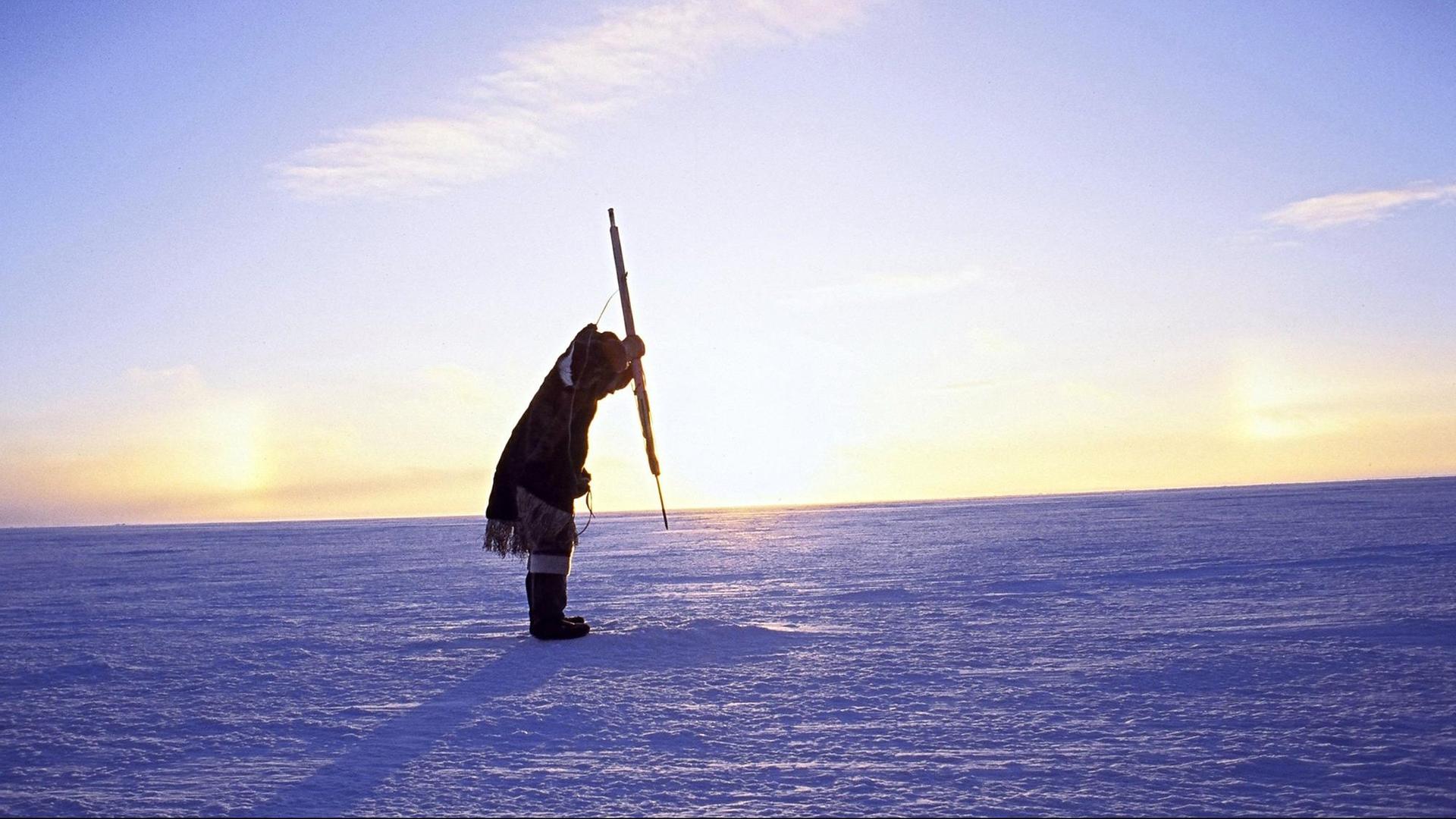 Ein Eskimo ist auf der Jagd nach Seehunden, aufgenommen 1995 im kandadischen Territorium Nunavut. Undatiert. Ein Eskimo ist auf der Jagd nach Seehunden, aufgenommen 1995 im kandadischen Territorium Nunavut. Undatiert.
