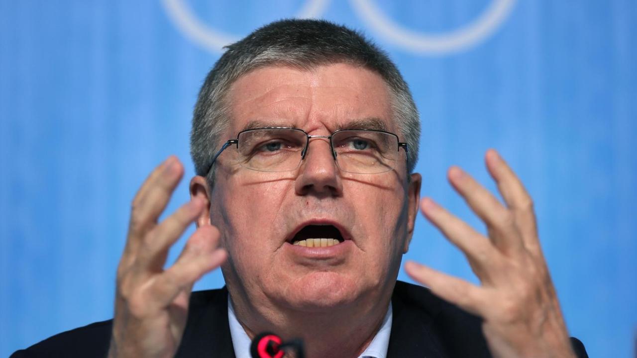 Sie sehen IOC-Präsident Bach, er gestikuliert mit den Händen. Sie sehen IOC-Präsident Bach, er gestikuliert mit den Händen.