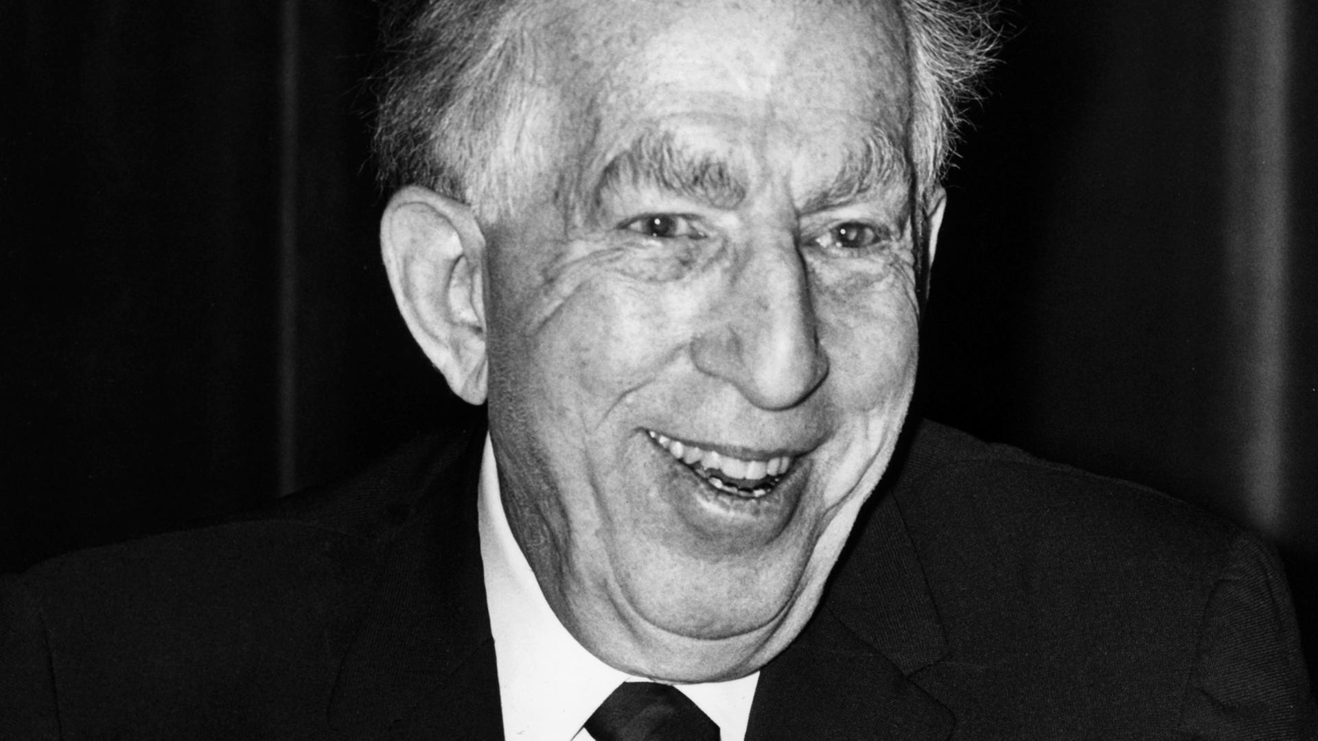 Ein schwarz-weiß Porträt von Ludwig Marcuse. Ein schwarz-weiß Porträt von Ludwig Marcuse.