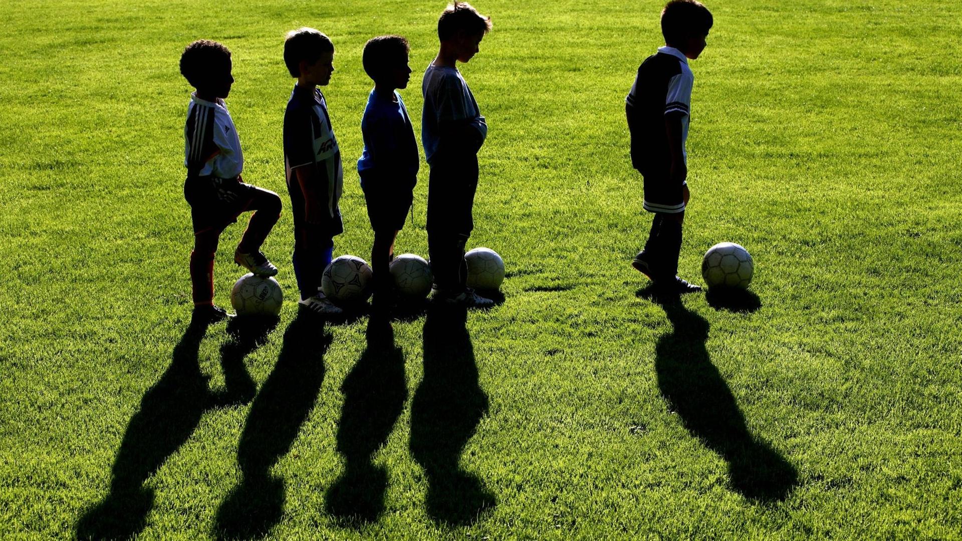 Jungen im Fußballtraining Jungen im Fußballtraining