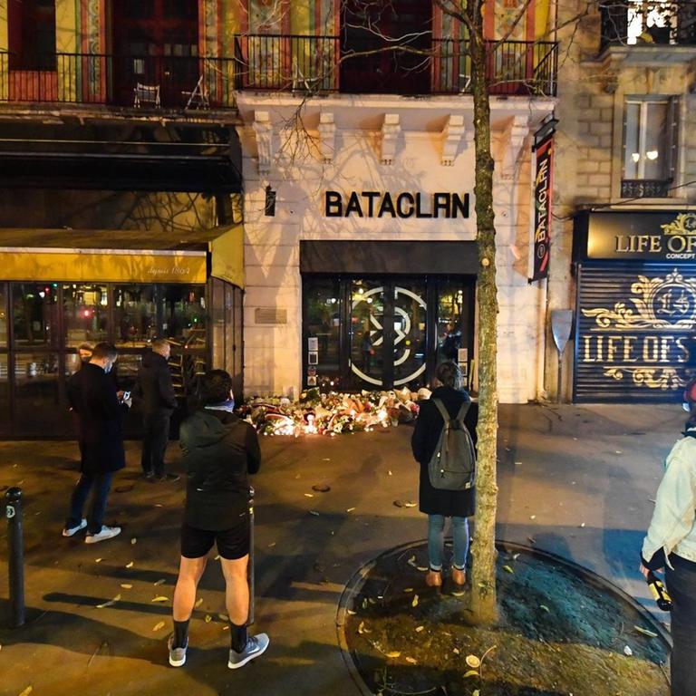 Commemorations des attentats du 13 novembre: recueillement devant le Bataclan. People pay respect outside the Bataclan concert hall marking the 5th anniversary of the Nov. 13, 2015 attacks, in Paris, Friday, Nov. 13, 2020. In silence and mourning, France is marking five years since 130 people were killed by Islamic State extremists who targeted the Bataclan concert hall, Paris cafes and the national stadium. 262071 2020-11-13 PUBLICATIONxINxGERxAUTxONLY Copyright: xL.Urmanx/xStarfacex STAR_262071_029