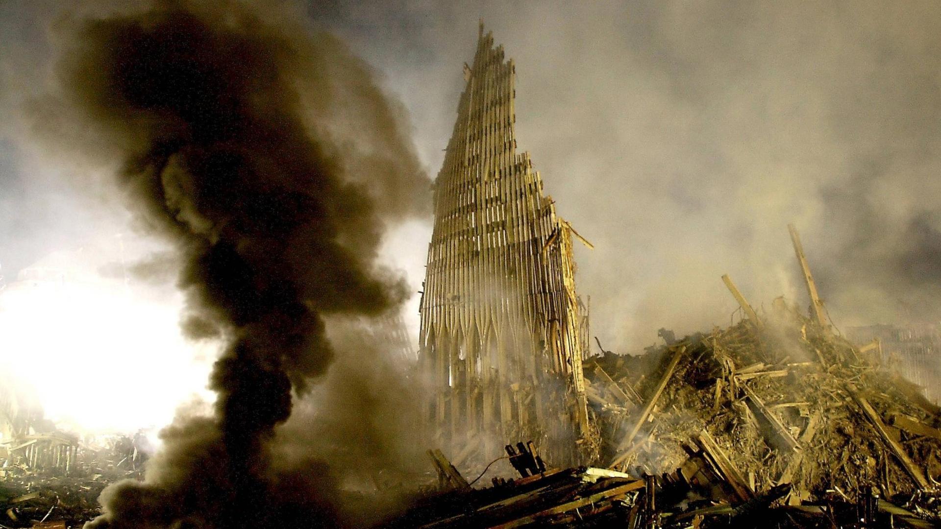 Die rauchende Ruine des World Trade Centers kurz nach den Anschlägen von 2001. Die rauchende Ruine des World Trade Centers kurz nach den Anschlägen von 2001.