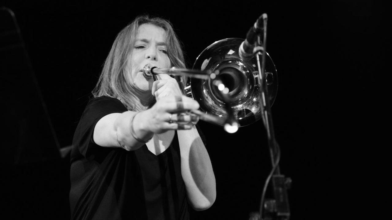 Sarah Gail Brand Sextett bei einem Auftritt auf dem Old Market, Brighton, während des Brighton Alternative Jazz Festivals, Großbritannien, 11. September 2015. Sarah Gail Brand Sextett bei einem Auftritt auf dem Old Market, Brighton, während des Brighton Alternative Jazz Festivals, Großbritannien, 11. September 2015.