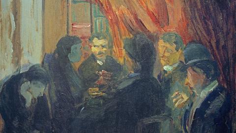 Gemälde "Apachenkneipe I" von Ida Gerhardi (1862-1927). Männer stehen in einer dunklen Kneipe beisammen, mit Gläsern und Zigaretten in den Händen.