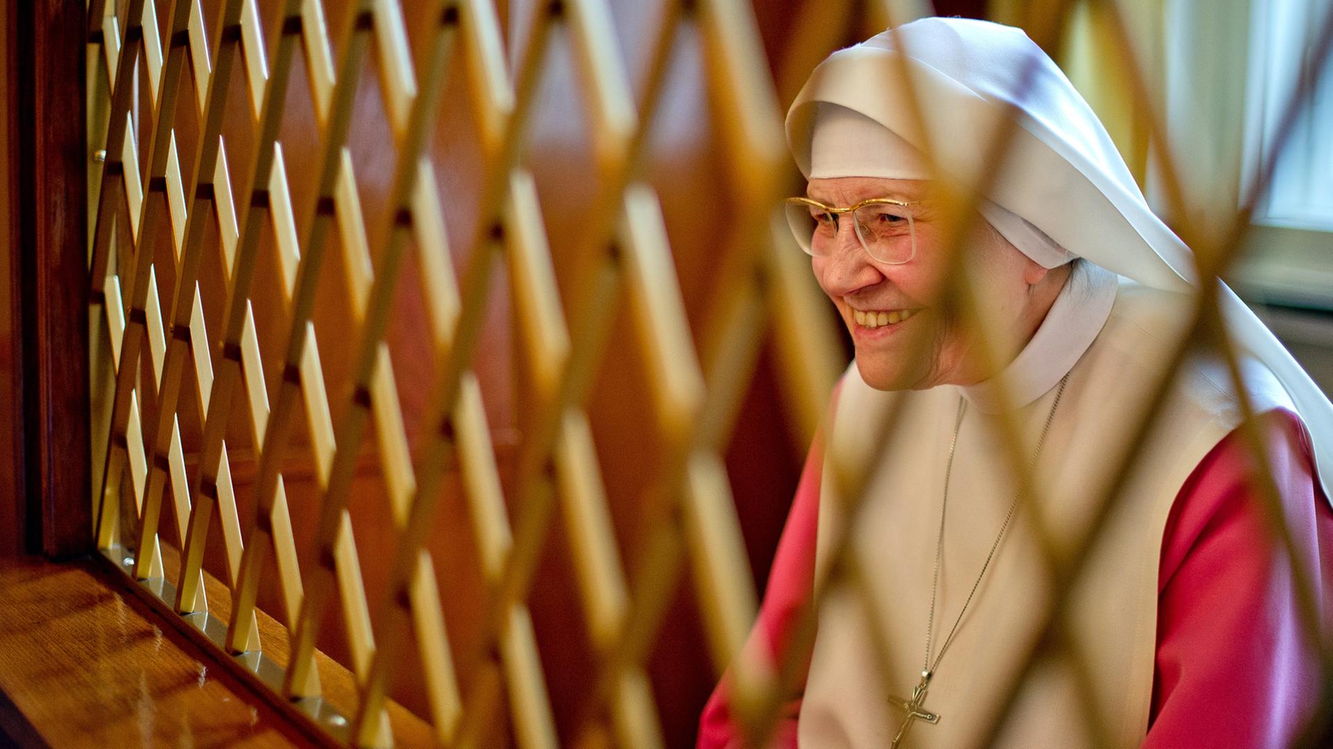 Die Nonne Mechthild sitzt in Berlin im Kloster St. Gabriel im Besucherraum hinter einem Gitter, aufgenommen 2015. Die Nonne Mechthild sitzt in Berlin im Kloster St. Gabriel im Besucherraum hinter einem Gitter, aufgenommen 2015.
