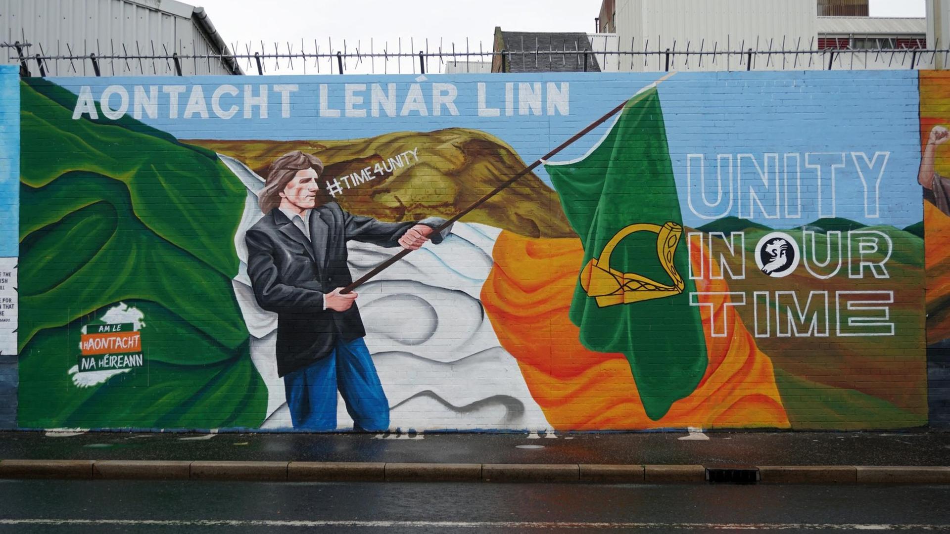 Ein Graffiti an einer der Peace Walls (Friedensmauern) wirbt für eine Wiedervereinigung Nordirlands mit der Republik Irland. Im Streit um Post-Brexit-Regeln ist Nordirland zum ewigen Zankapfel zwischen Brüssel und London geworden. Das hinterlässt Spuren in der ehemaligen Bürgerkriegsregion. Die Spannungen zwischen Protestanten und Katholiken haben seit dem Brexit wieder zugenommen. (zu dpa «Vom EU-Monster und Brexit-Gewinnern - Nordirland zwischen den Fronten») Ein Graffiti an einer der Peace Walls (Friedensmauern) wirbt für eine Wiedervereinigung Nordirlands mit der Republik Irland. Im Streit um Post-Brexit-Regeln ist Nordirland zum ewigen Zankapfel zwischen Brüssel und London geworden. Das hinterlässt Spuren in der ehemaligen Bürgerkriegsregion. Die Spannungen zwischen Protestanten und Katholiken haben seit dem Brexit wieder zugenommen. (zu dpa «Vom EU-Monster und Brexit-Gewinnern - Nordirland zwischen den Fronten»)