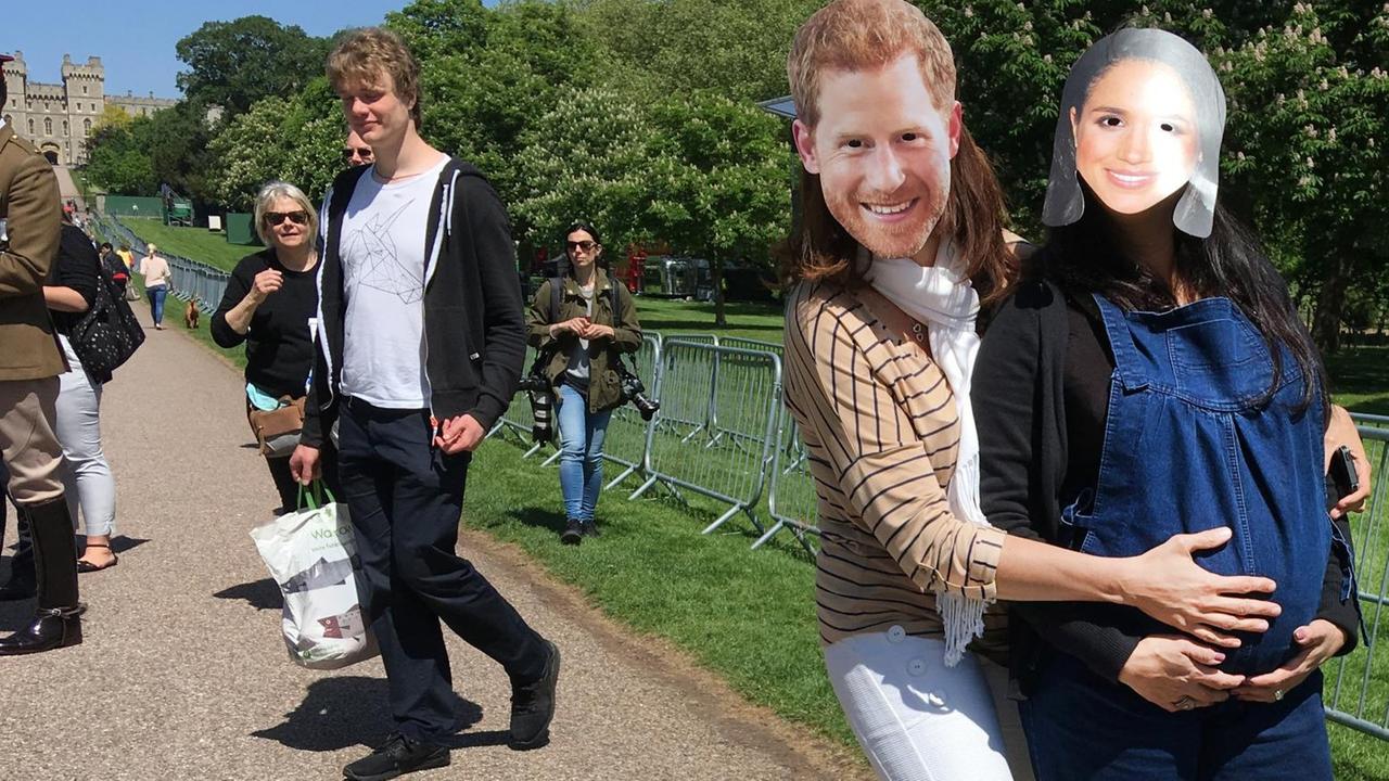 17.05.2018, Großbritannien, Windsor: Zwei Frauen, eine davon schwanger, posieren auf dem Long Walk, der Route der Hochzeitskutsche, mit Masken von Prinz Harry und Meghan Markle. (zu dpa "Burger und Bier fürs Brautpaar: Royaler Hochzeitsrummel in Windsor" am 18.05.2018)` Foto: Teresa Dapp/dpa | Verwendung weltweit 17.05.2018, Großbritannien, Windsor: Zwei Frauen, eine davon schwanger, posieren auf dem Long Walk, der Route der Hochzeitskutsche, mit Masken von Prinz Harry und Meghan Markle. (zu dpa "Burger und Bier fürs Brautpaar: Royaler Hochzeitsrummel in Windsor" am 18.05.2018)` Foto: Teresa Dapp/dpa | Verwendung weltweit
