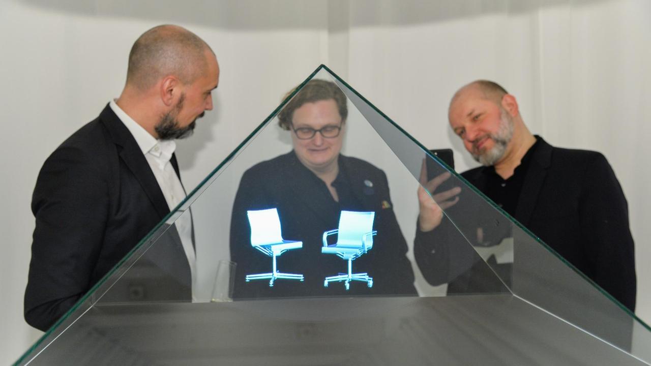 Möbel-Hologramme wie diese ziehen bei der Ausstellung "Stylepark Selected" die Aufmerksamkeit der Zuschauer auf sich.