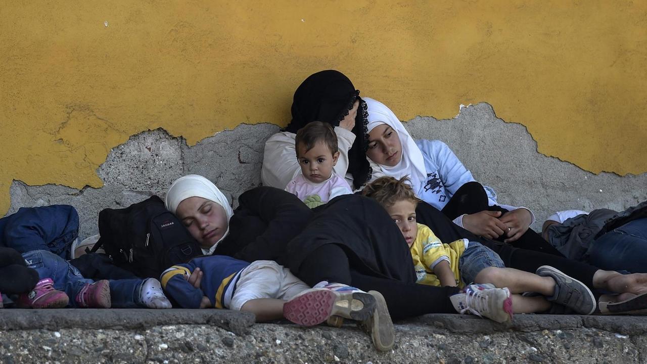 Zu sehen ist eine Flüchtlingsfamilie in Mazedonien, einige der Kinder schlafen. Zu sehen ist eine Flüchtlingsfamilie in Mazedonien, einige der Kinder schlafen.