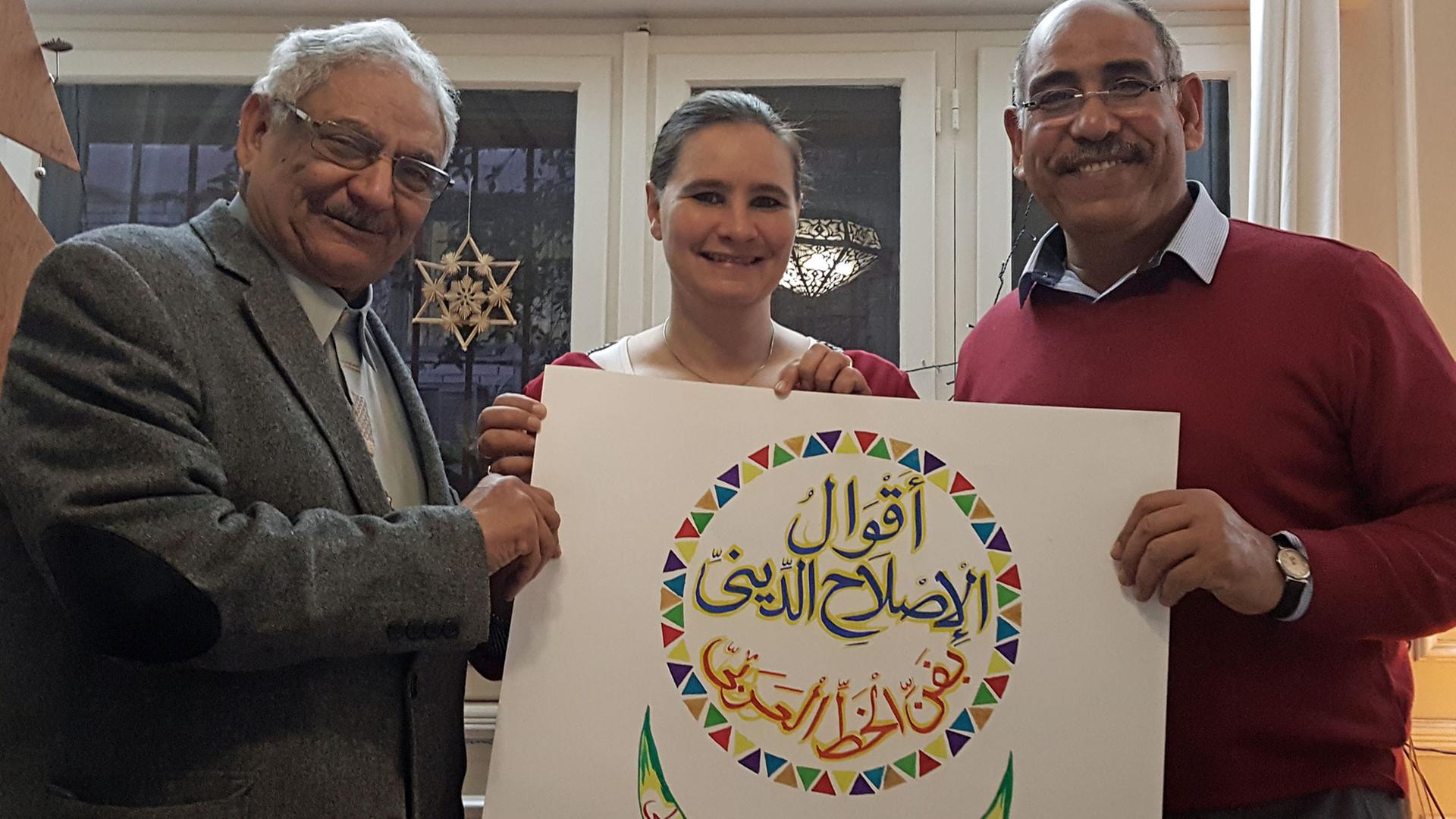 Der koptisch-evangelische Theologe Tharwat Kades, Pfarrerin Nadia El Karsheh und der islamische Kalligrafie-Künstler Ahmed Darwish (v. l. n. r.) Der koptisch-evangelische Theologe Tharwat Kades, Pfarrerin Nadia El Karsheh und der islamische Kalligrafie-Künstler Ahmed Darwish (v. l. n. r.)