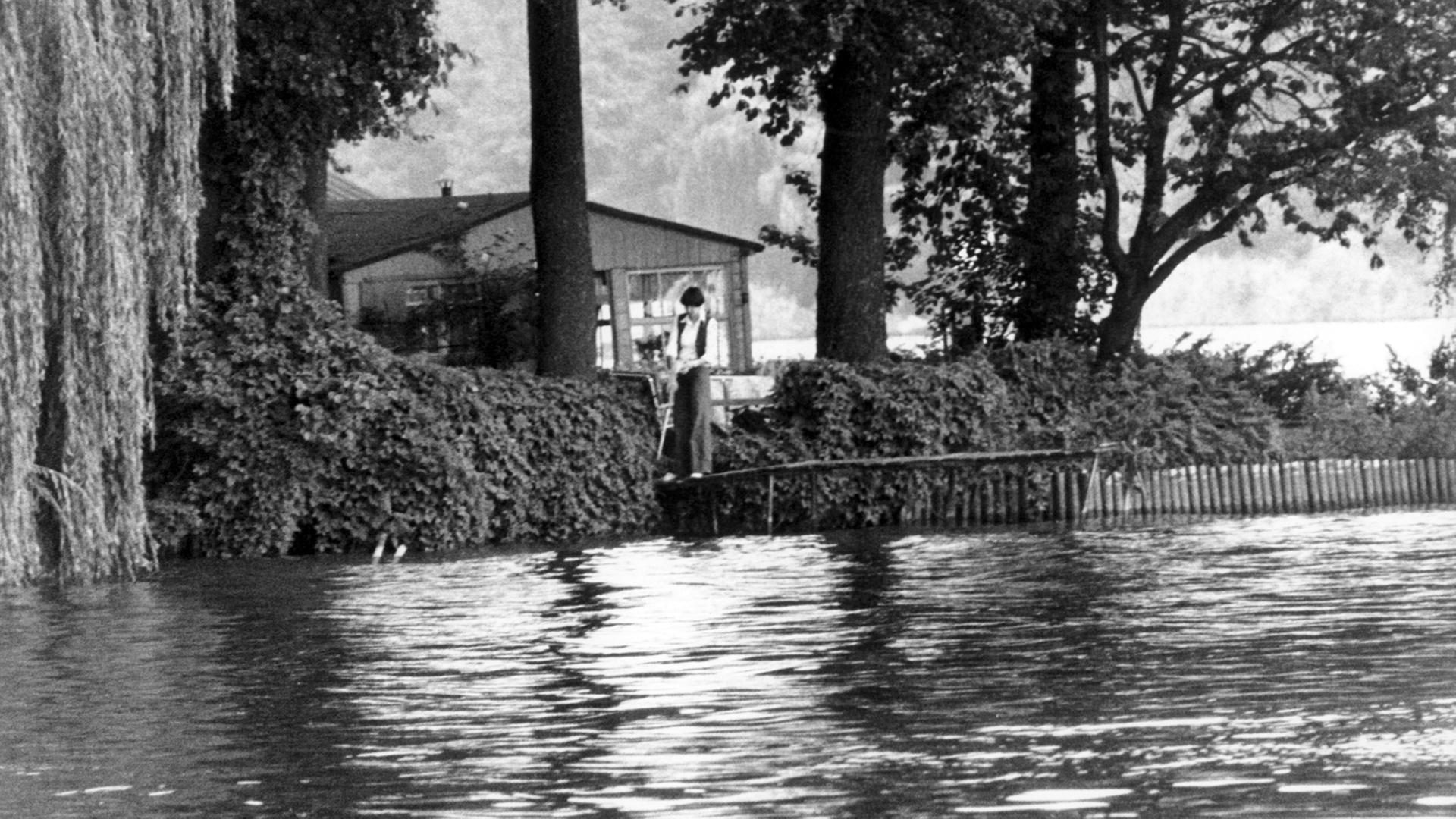 Bilck auf ein Sommerhaus in der Exklave Erlengrund. Im Vordergrund die Havel auf DDR-Hoheitsgebiet. Das Baden ist verboten. Eigentümer der Laubenkolonie müssen west- und ostdeutsche Kontrollstellen passieren und gelangen dann durch eine Tür in der Mauer zu ihrem Gartengrundstück. Aufgenommen am 26.08.1978. Bilck auf ein Sommerhaus in der Exklave Erlengrund. Im Vordergrund die Havel auf DDR-Hoheitsgebiet. Das Baden ist verboten. Eigentümer der Laubenkolonie müssen west- und ostdeutsche Kontrollstellen passieren und gelangen dann durch eine Tür in der Mauer zu ihrem Gartengrundstück. Aufgenommen am 26.08.1978.