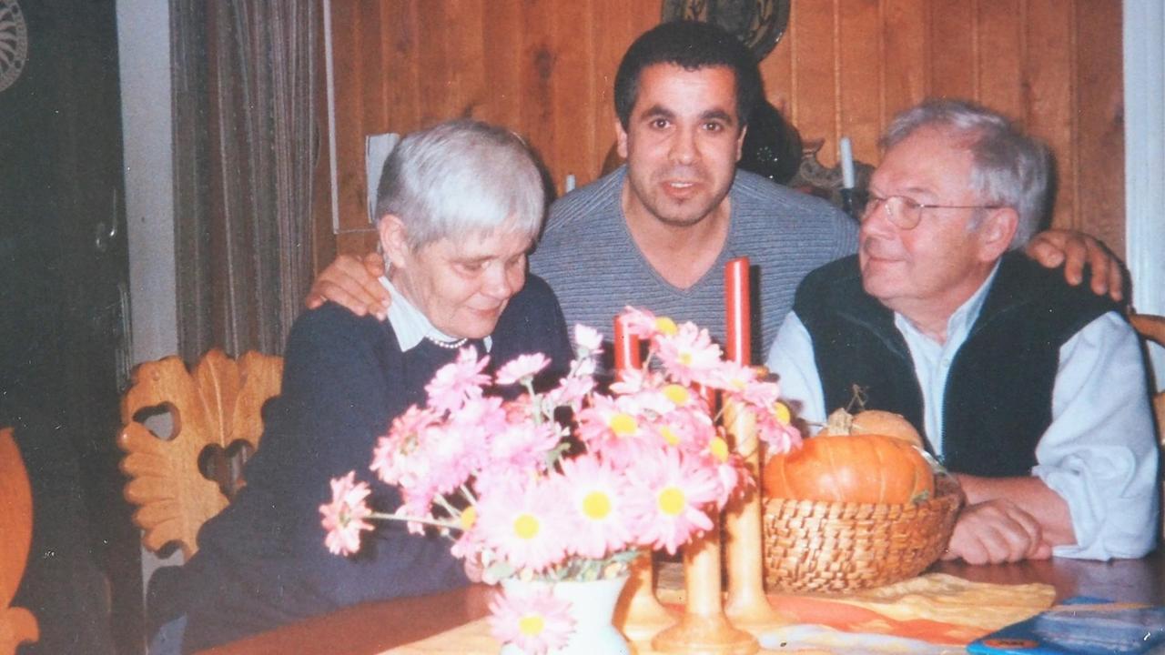 OLYMPUSDie Altehoefers mit ihrem Ziehsohn Mohamed aus Oran in Algerien OLYMPUSDie Altehoefers mit ihrem Ziehsohn Mohamed aus Oran in Algerien