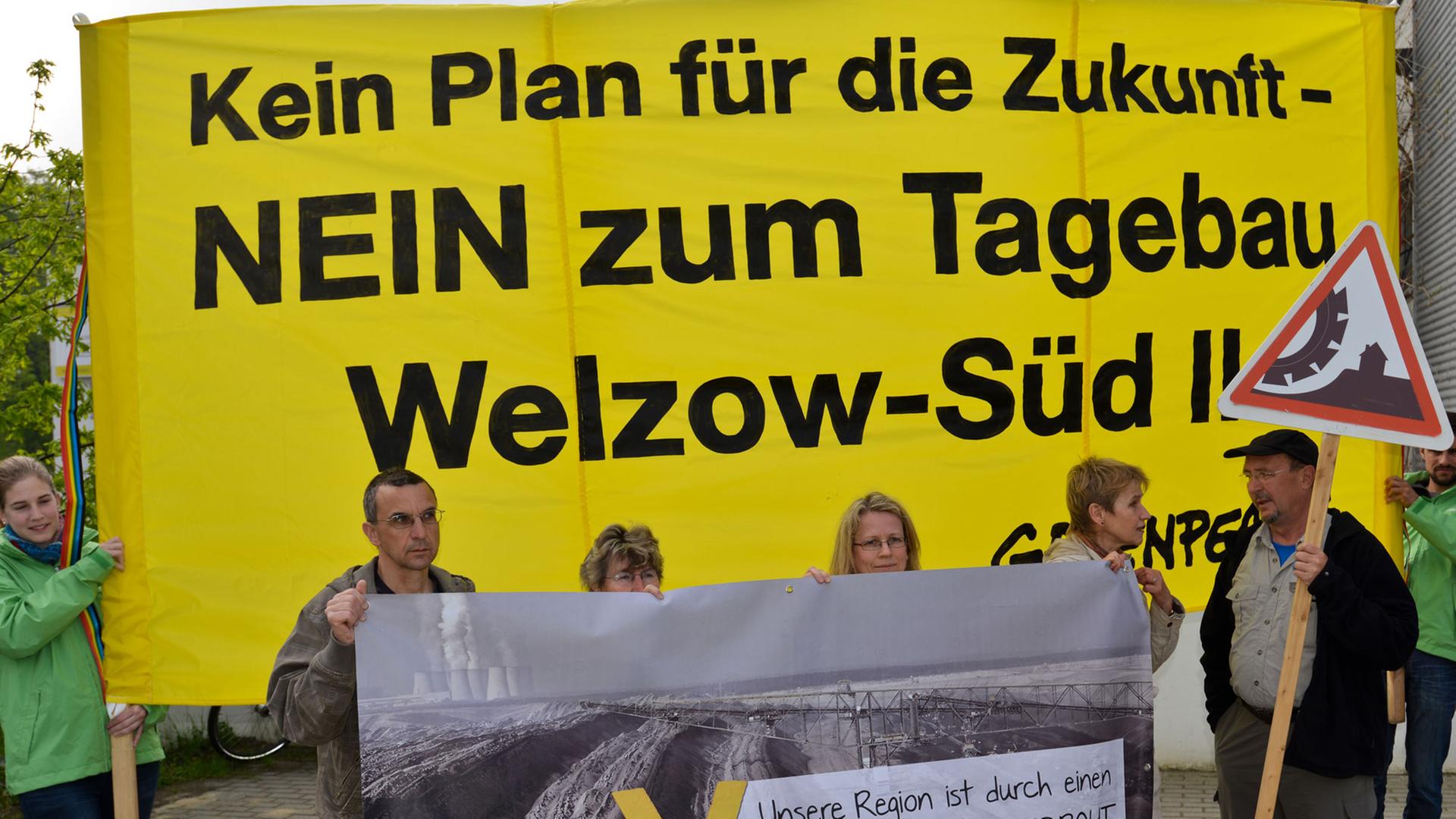 Blick auf Braunkohlegegner und Greenpeace-Aktivisten, die mit einem Transparent mit der Aufschrift "Kein Plan für die Zukunft - Nein zum Tagebau Welzow-Süd II" vor der Sitzung des Braunkohlenausschusses in Cottbus (Brandenburg) protestieren. Blick auf Braunkohlegegner und Greenpeace-Aktivisten, die mit einem Transparent mit der Aufschrift "Kein Plan für die Zukunft - Nein zum Tagebau Welzow-Süd II" vor der Sitzung des Braunkohlenausschusses in Cottbus (Brandenburg) protestieren.