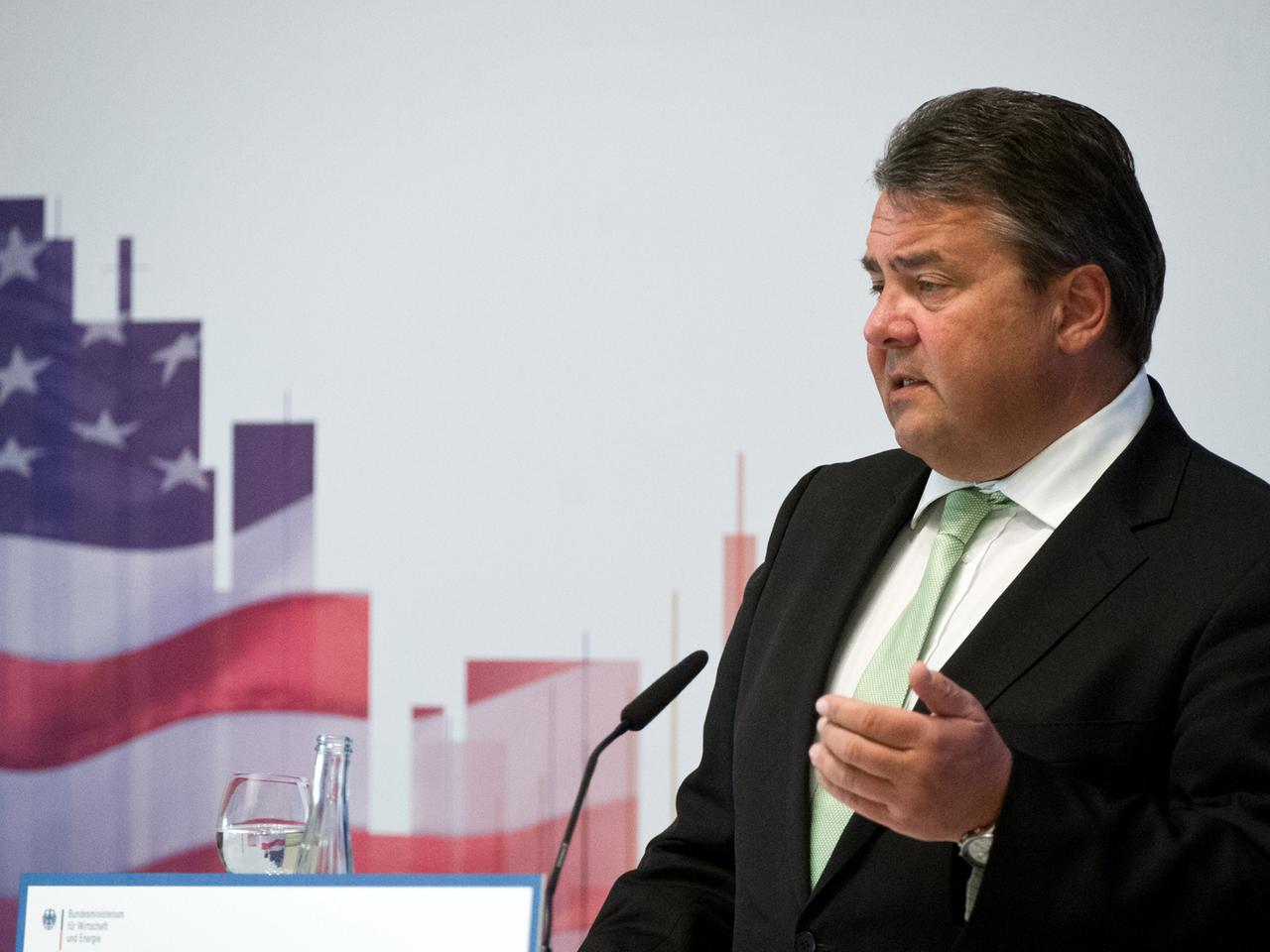 Bundeswirtschaftsminister Sigmar Gabriel (SPD) spricht im Mai 2014 bei einer Dialogveranstaltung in Berlin zum Freihandelsabkommen TTIP. Bundeswirtschaftsminister Sigmar Gabriel (SPD) spricht im Mai 2014 bei einer Dialogveranstaltung in Berlin zum Freihandelsabkommen TTIP.