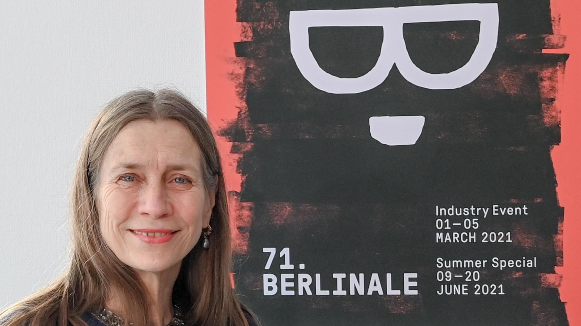 Mariette Rissenbeek, Geschäftsführerin der Berlinale, neben dem Plakat zur 71. Ausgabe des Filmfestivals 2021 Mariette Rissenbeek, Geschäftsführerin der Berlinale, neben dem Plakat zur 71. Ausgabe des Filmfestivals 2021