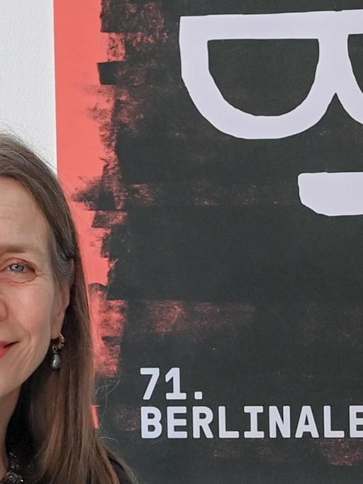 Mariette Rissenbeek, Geschäftsführerin der Berlinale, neben dem Plakat zur 71. Ausgabe des Filmfestivals 2021