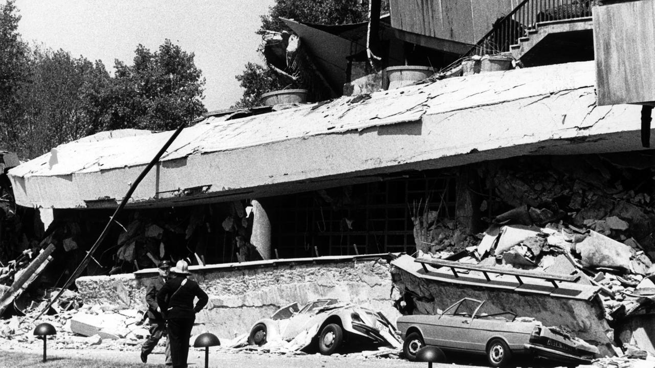 Teile der 1957 gebauten Berliner Kongresshalle, im Volksmund "schwanger Auster" genannt, sind am 21.05.1980 eingestürzt. Teile der 1957 gebauten Berliner Kongresshalle, im Volksmund "schwanger Auster" genannt, sind am 21.05.1980 eingestürzt.