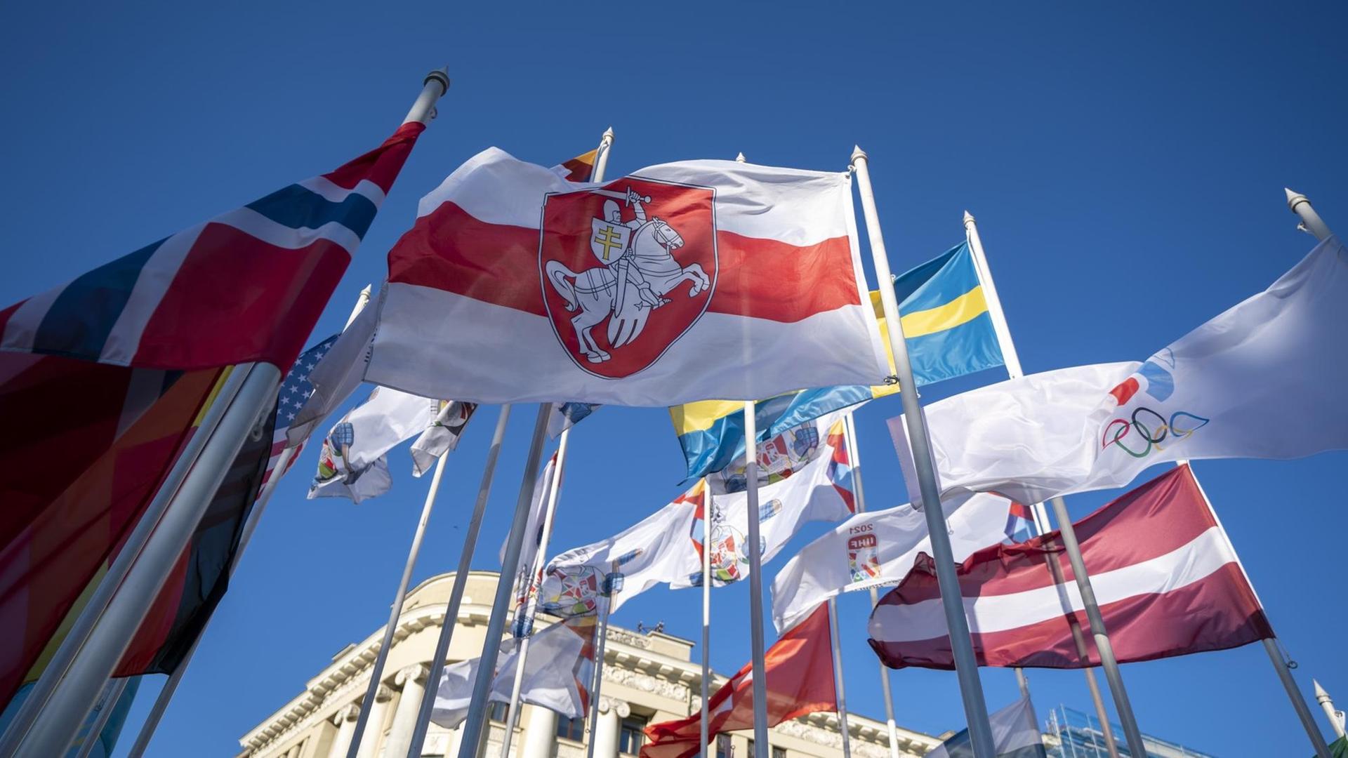 Das Foto zeigt Flaggen in Riga, darunter die weiß-rot-weiße Flagge, die von der belarussischen Opposition verwendet wird. Das Foto zeigt Flaggen in Riga, darunter die weiß-rot-weiße Flagge, die von der belarussischen Opposition verwendet wird.