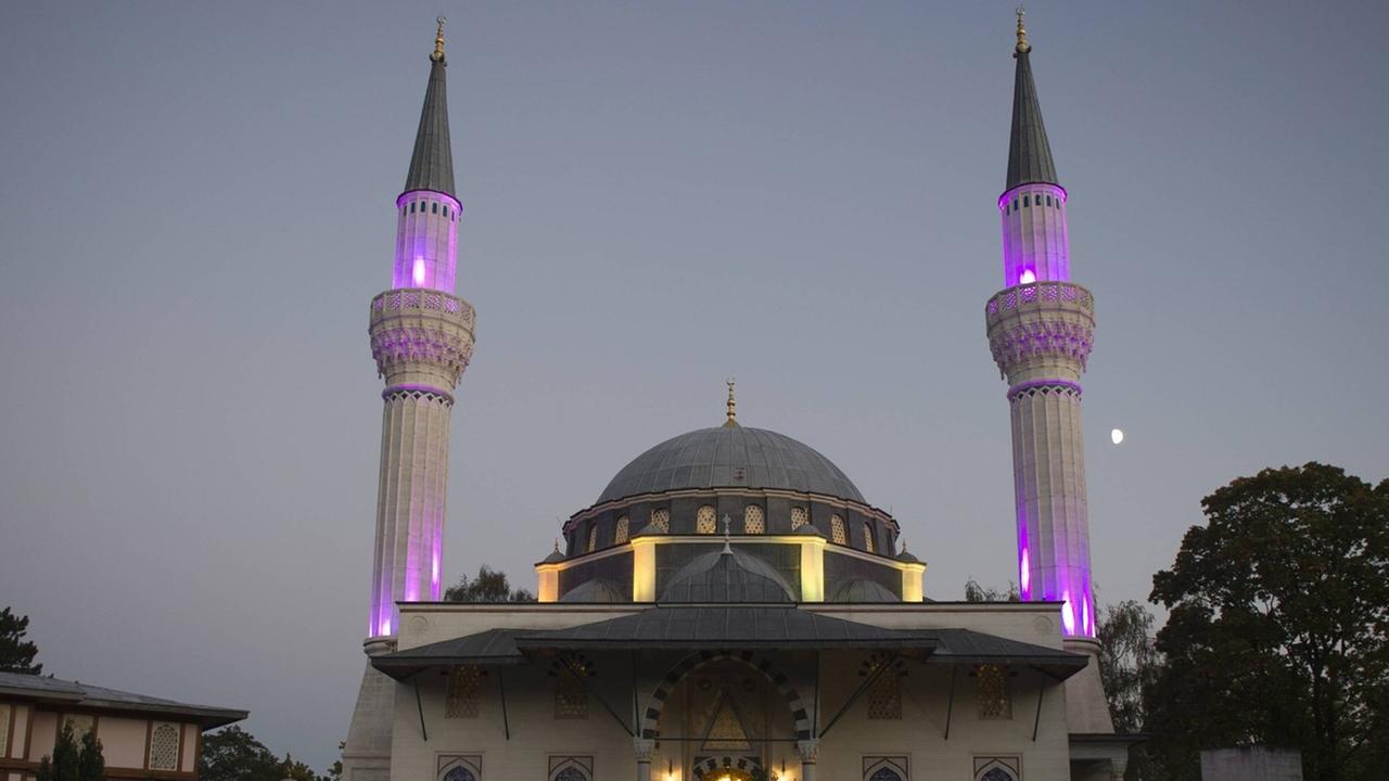 Die Sehitlik-Moschee am Berliner Columbiadamm am Tag der offenen Moschee zur blauen Stunde. Die Sehitlik-Moschee am Berliner Columbiadamm am Tag der offenen Moschee zur blauen Stunde.