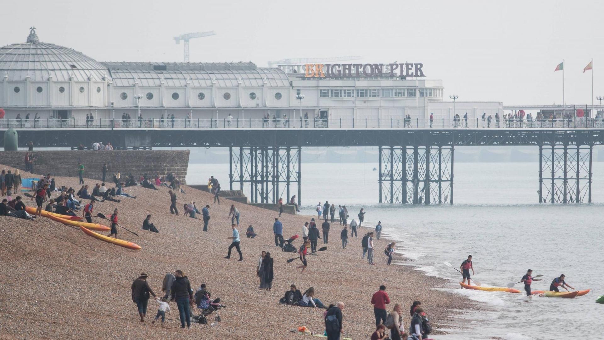 Im südenglischen Seebad Brighton sind zu jeder Jahreszeit Urlauber. Und das auch im Wasser. Im südenglischen Seebad Brighton sind zu jeder Jahreszeit Urlauber. Und das auch im Wasser.