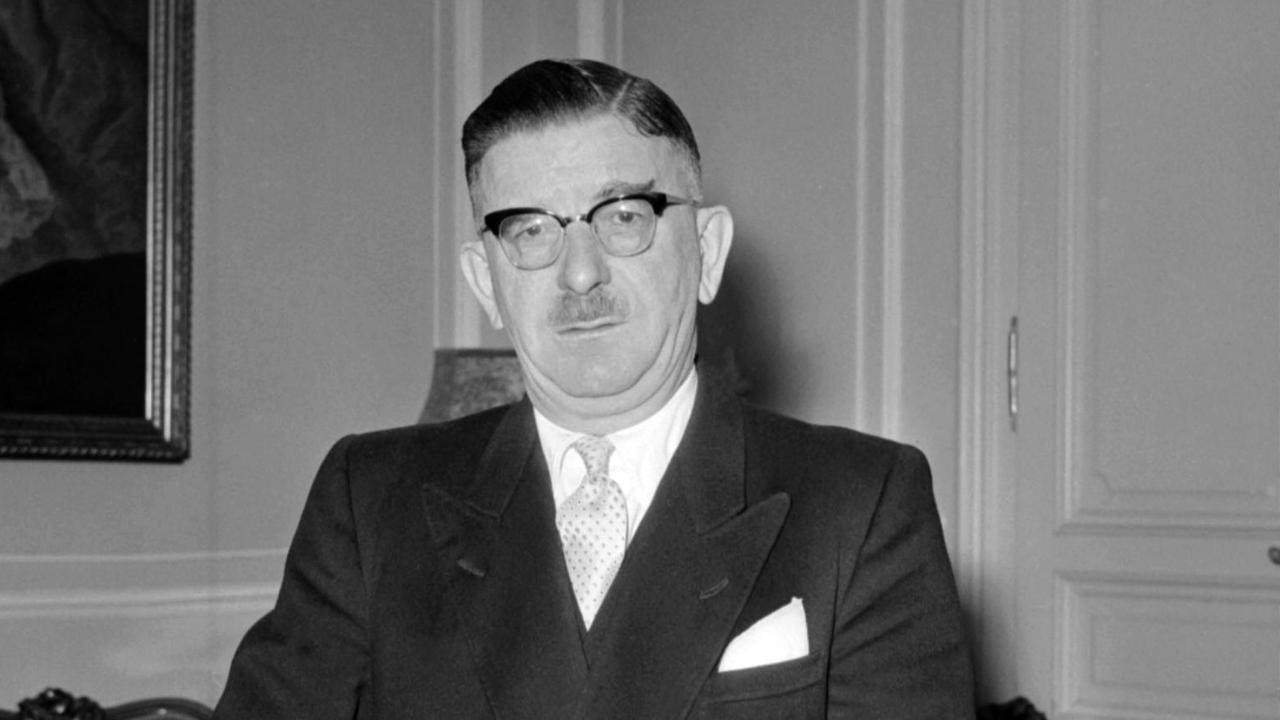 Leopold Figl in seinem Arbeitszimmer im Jahr 1958 als österreichische Außenminister.