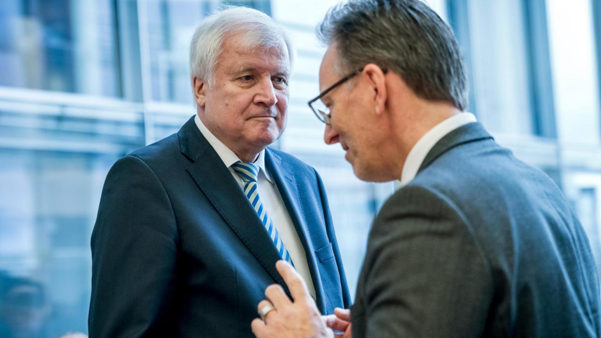 Bundesinnenminister Horst Seehofer (CSU, l) spricht vor einer Sondersitzung des Innenausschusses im Bundestag zum Datendiebstahl mit Holger Münch, Präsident des Bundeskriminalamts. Bundesinnenminister Horst Seehofer (CSU, l) spricht vor einer Sondersitzung des Innenausschusses im Bundestag zum Datendiebstahl mit Holger Münch, Präsident des Bundeskriminalamts.
