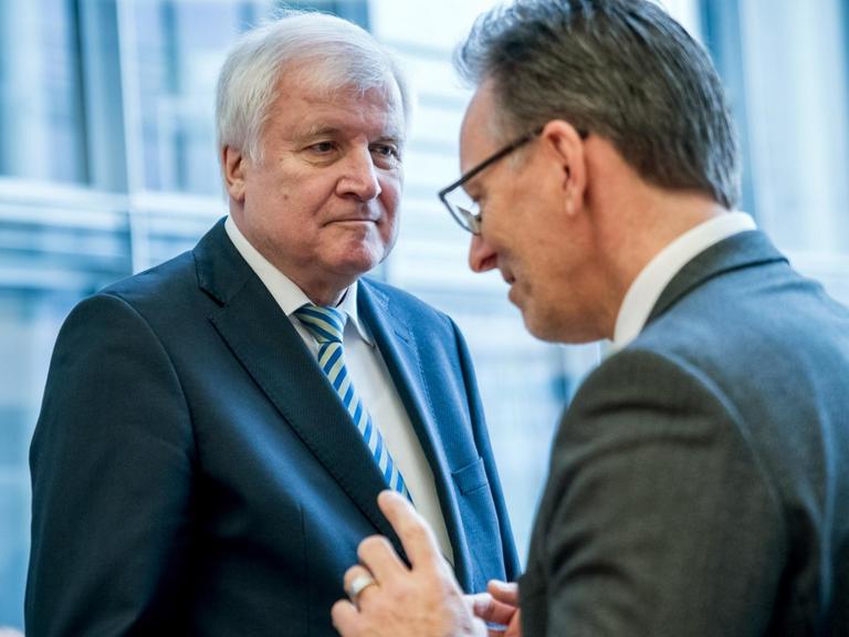 Bundesinnenminister Horst Seehofer (CSU, l) spricht vor einer Sondersitzung des Innenausschusses im Bundestag zum Datendiebstahl mit Holger Münch, Präsident des Bundeskriminalamts.