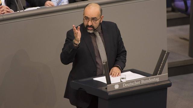 Der Grünen-Bundestagsabgeordnete Omid Nouripour bei einer Rede im Bundestag am 14.01.2016.