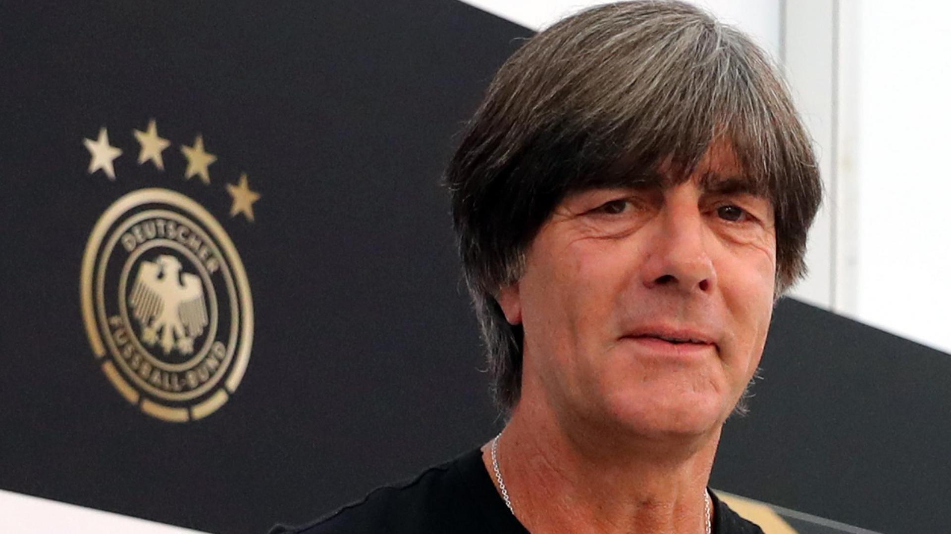 Bundestrainer Joachim Löw steht vor der Pk neben dem DFB-Logo. Bundestrainer Joachim Löw steht vor der Pk neben dem DFB-Logo.