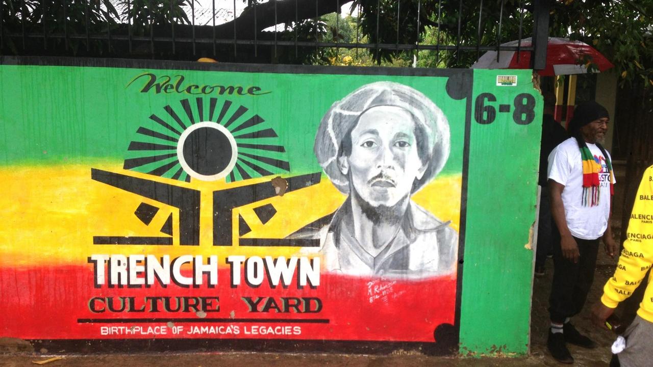 "Bob-Marley-Feeling" gibt es im Culture Yard - im Stadtteil Trenchtown von Kingston. Große Wandmalereien von Bob Marley sind zu sehen.