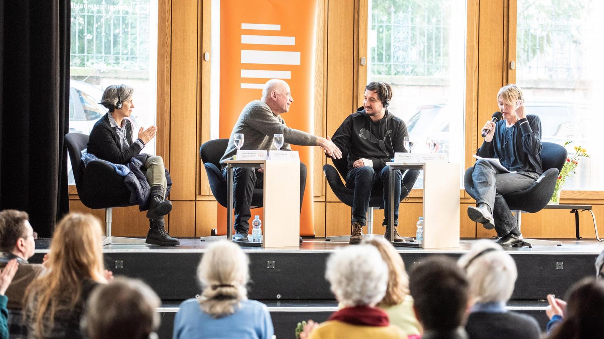 Podiumsdiskussion über "Sozialproteste und Kulturkämpfe" in Lateinamerika mit der bolivianischen Regisseurin Claudia Eidt, dem brasilianischen Soziologen Jessé de Souza, dem chilenischen Regisseur Marco Layera und Moderatorin Susanne Burkhardt Podiumsdiskussion über "Sozialproteste und Kulturkämpfe" in Lateinamerika mit der bolivianischen Regisseurin Claudia Eidt, dem brasilianischen Soziologen Jessé de Souza, dem chilenischen Regisseur Marco Layera und Moderatorin Susanne Burkhardt