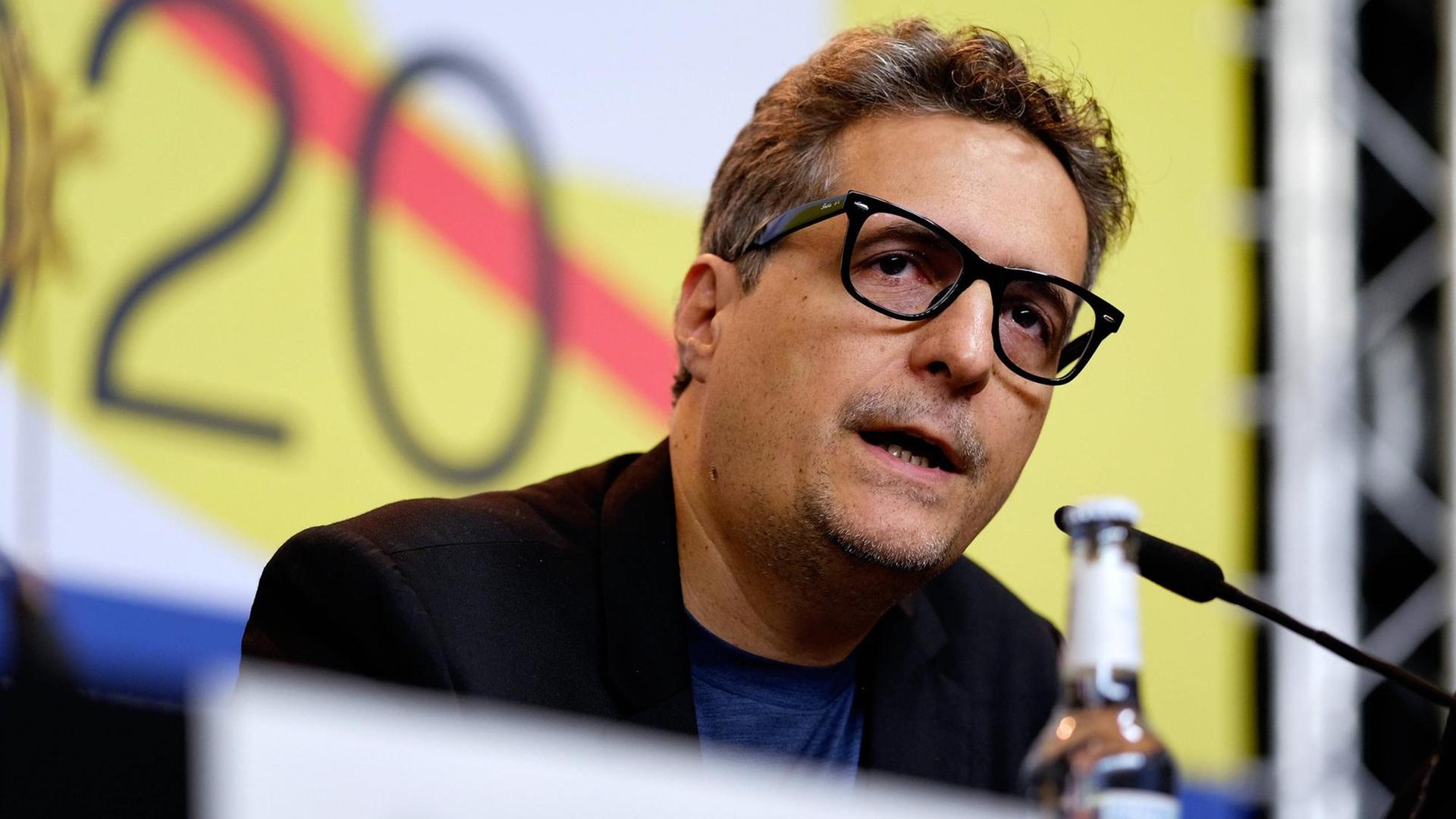 Regisseur Kleber Mendonça Filho bei der Pressekonferenz der Internationalen Jury anlässlich der 70. Internationalen Filmfestspiele Berlin