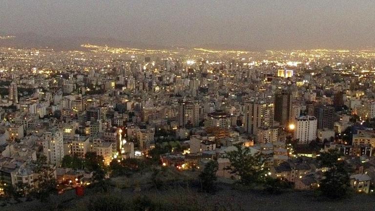 Sie sehen die Millionenstadt Teheran in der Abenddämmerung vom Norden in den Süden fotografiert. Sie sehen die Millionenstadt Teheran in der Abenddämmerung vom Norden in den Süden fotografiert.