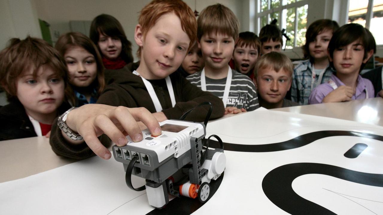 Junior-Studenten testen in der "Junior Uni" in Wuppertal ihren Lego-Roboter, der mittels Sensoren zwischen Schwarz und Weiß unterscheiden und somit die Schablone entlang fahren kann. Im Vergleich zu vielen zeitlich oder altersmäßig begrenzten Initiativen, die in vielen Universitätsstädten angeboten werden, ist die Junior Uni für Wuppertal und das Bergische ganzjährig geöffnet. Die Dozenten sind Universitätsprofessoren, Lehrer, Unternehmer, Studierende, aber auch Schüler, die den Kindern und Jugendlichen ohne Leistungs- und Notendruck Wissen vermitteln. Foto: David Ebener dpa/lnw +++(c) dpa - Report+++ | Verwendung weltweit Junior-Studenten testen in der "Junior Uni" in Wuppertal ihren Lego-Roboter, der mittels Sensoren zwischen Schwarz und Weiß unterscheiden und somit die Schablone entlang fahren kann. Im Vergleich zu vielen zeitlich oder altersmäßig begrenzten Initiativen, die in vielen Universitätsstädten angeboten werden, ist die Junior Uni für Wuppertal und das Bergische ganzjährig geöffnet. Die Dozenten sind Universitätsprofessoren, Lehrer, Unternehmer, Studierende, aber auch Schüler, die den Kindern und Jugendlichen ohne Leistungs- und Notendruck Wissen vermitteln. Foto: David Ebener dpa/lnw +++(c) dpa - Report+++ | Verwendung weltweit