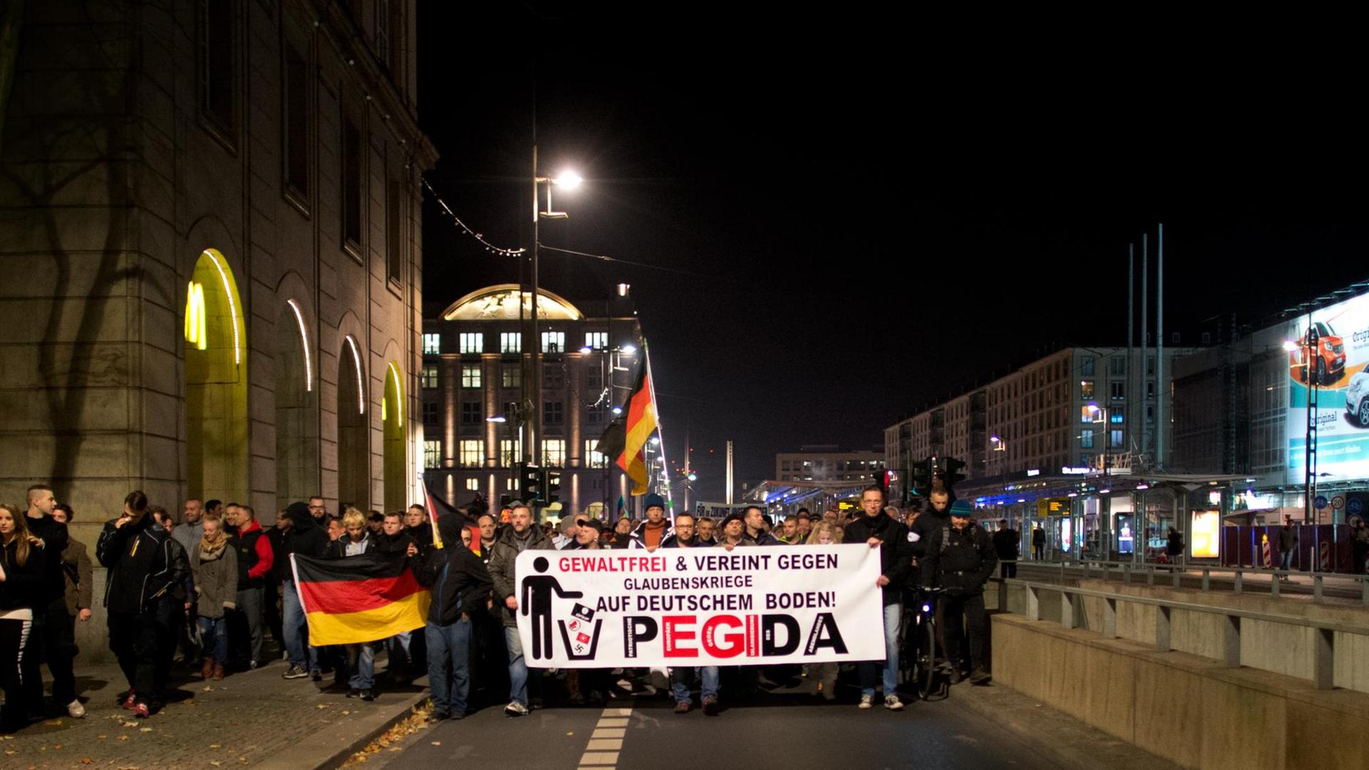 Eine Pegida-Kundgebung in Dresden im November 2014 Eine Pegida-Kundgebung in Dresden im November 2014