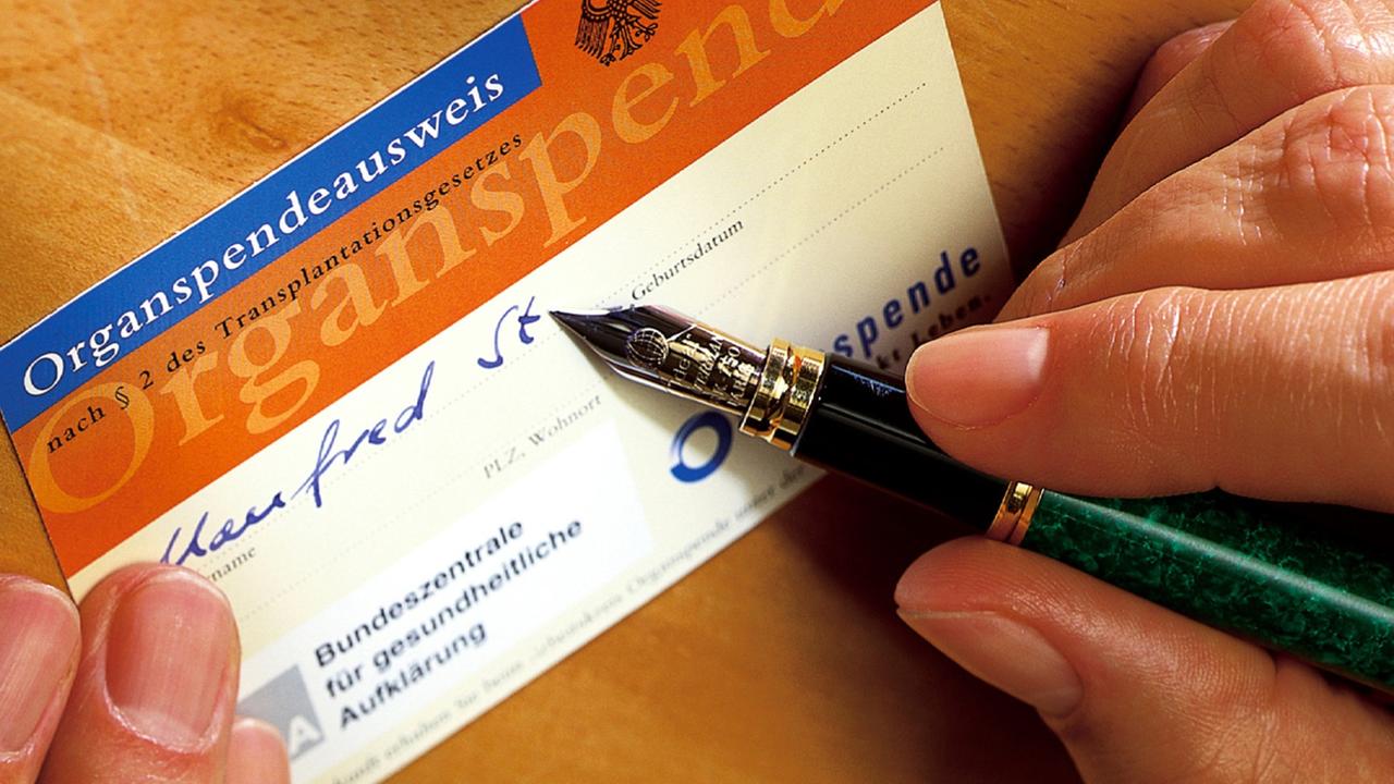 Ein Mann füllt einen Organspenderausweis aus. Experten halten weitere Aufklärung zum Thema Organspende für nötig. Ein Mann füllt einen Organspenderausweis aus. Experten halten weitere Aufklärung zum Thema Organspende für nötig.