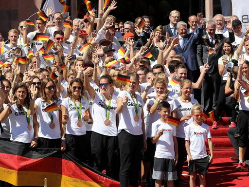 Die deutsche Olympiamannschaft wird am Frankfurter Römer von Bundespräsident Joachim Gauck empfangen.