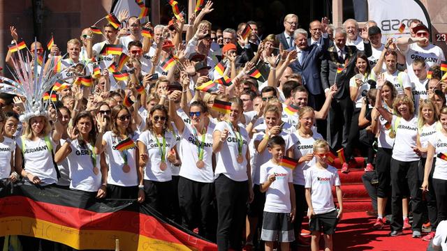 Die deutsche Olympiamannschaft wird am Frankfurter Römer von Bundespräsident Joachim Gauck empfangen.
