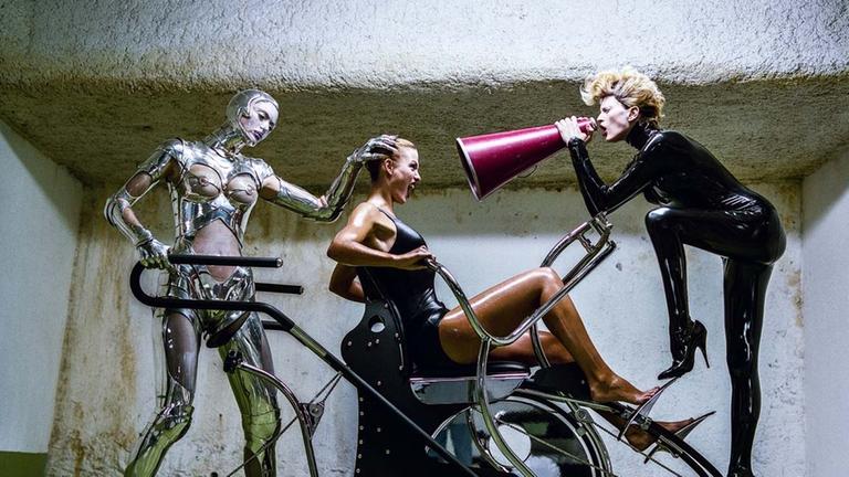 Dreu Models zeigen in dramatischer Pose Science-Fiction-inspirierte Mode von Thierry Mugler.