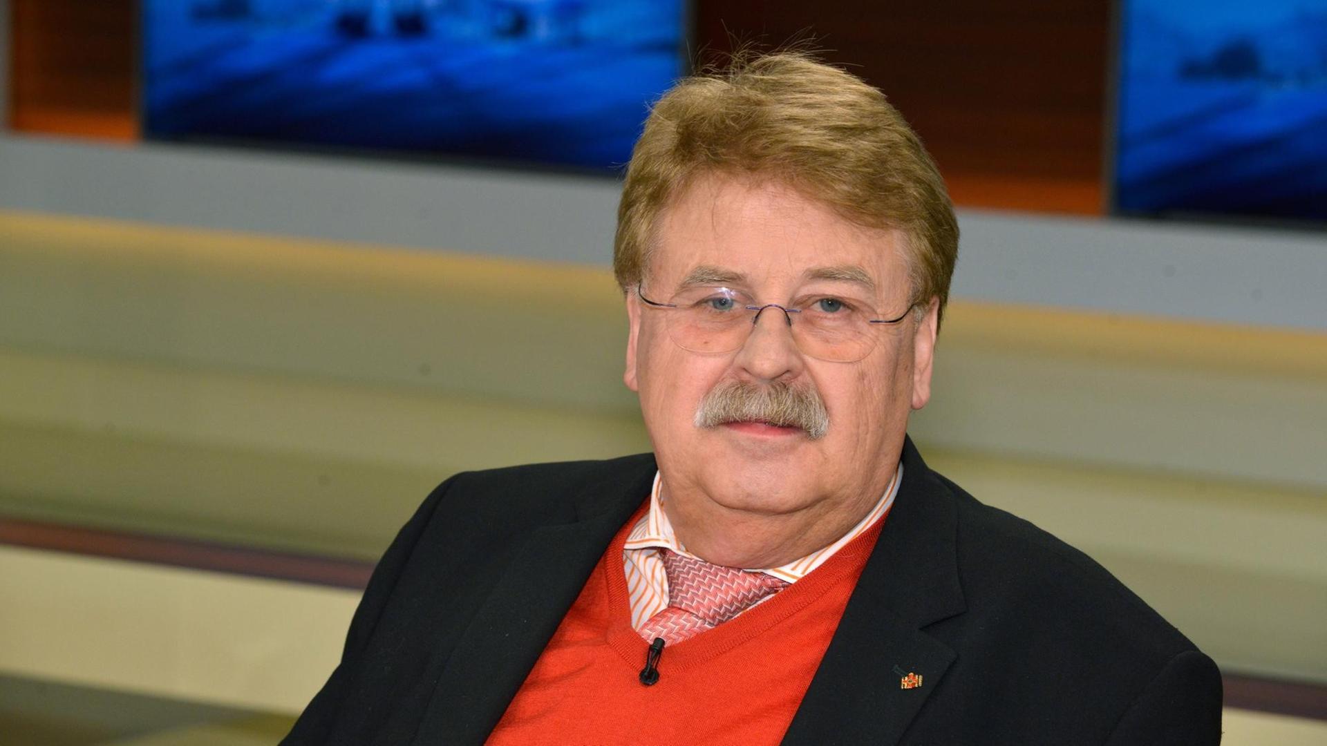 Elmar Brok, Vorsitzender des Auswärtigen Ausschusses des EU-Parlaments (CDU) bis 2017, aufgenommen am 10.04.2016 während der ARD-Talksendung "Anne Will". Elmar Brok, Vorsitzender des Auswärtigen Ausschusses des EU-Parlaments (CDU) bis 2017, aufgenommen am 10.04.2016 während der ARD-Talksendung "Anne Will".