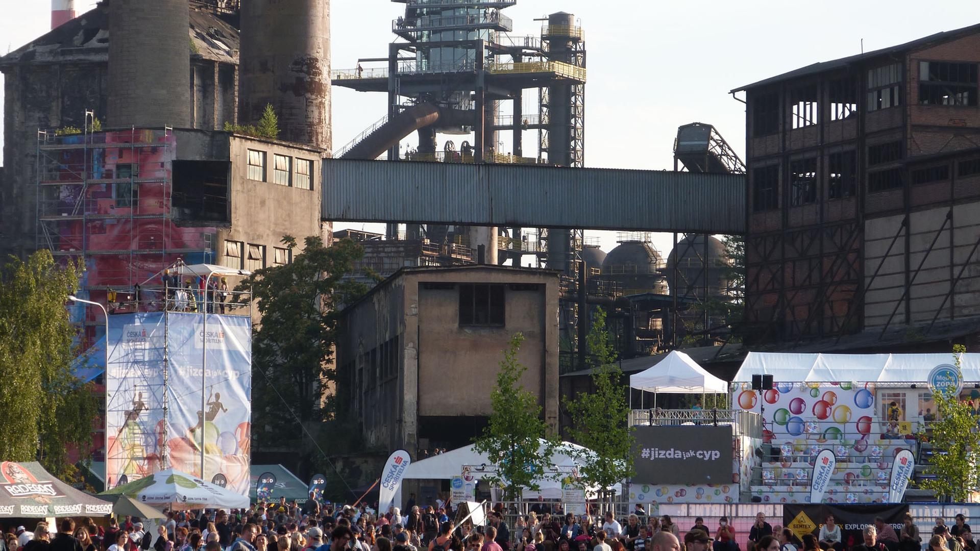 Besucher des größten Musikfestivals Tschechiens, Colours of Ostrava, vor der Kulisse eines stillgelegten Stahlwerks der gleichnamigen Stadt. Besucher des größten Musikfestivals Tschechiens, Colours of Ostrava, vor der Kulisse eines stillgelegten Stahlwerks der gleichnamigen Stadt.